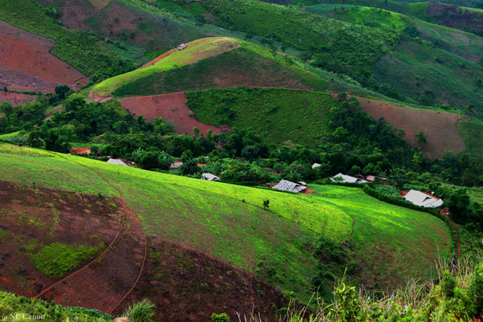 Bản Dằn A (xã Kim Bon) nằm dưới những cánh đồng lúa nương của đồng bào người Dao.