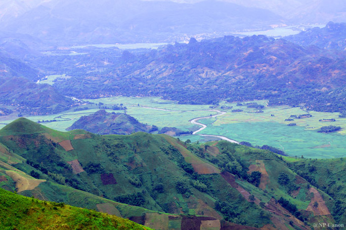 Tại đây, đồng bào dân tộc thiểu số H'Mông, người Dao là hai dân tộc sinh sống chủ yếu. Ở đây rất ít đồng bằng mà chỉ có một số nơi có thung lũng được bao quanh bởi những dãy núi trùng điệp.