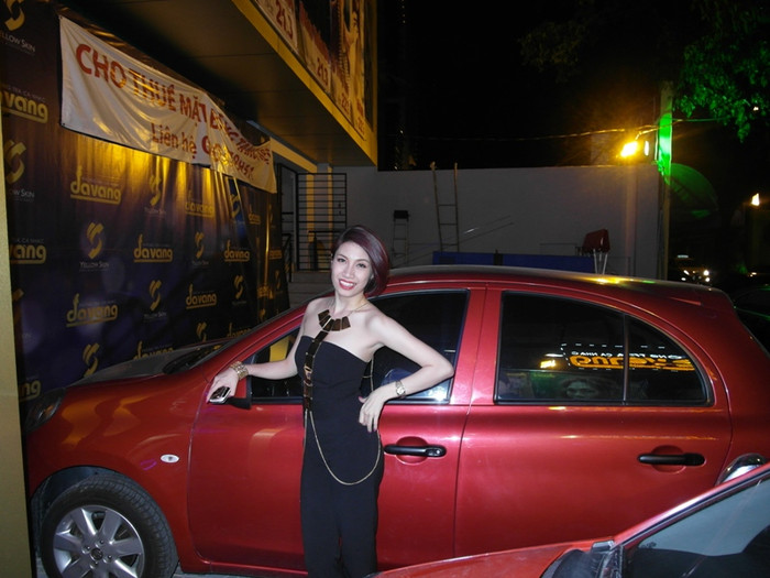Ca sĩ Pha Lê rạng rỡ bên xe