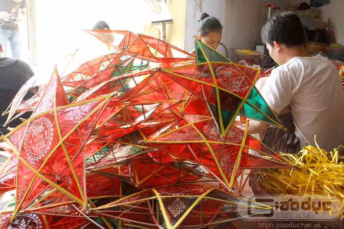 Với thế mạnh và cũng là truyền thống mà không nơi đâu có được đó là Báo Đáp là làng có truyền thống dệt vải hàng trăm năm nay. Bở vậy mà theo những người cao niên ở đây cho biết, từ lũ trẻ tới người già, ai ai cũng biết cách phối màu để nhuộm giấy bóng. Với thế mạnh và cũng là truyền thống mà không nơi đâu có được đó là Báo Đáp là làng có truyền thống dệt vải hàng trăm năm nay. Bở vậy mà theo những người cao niên ở đây cho biết, từ lũ trẻ tới người già, ai ai cũng biết cách phối màu để nhuộm giấy bóng.