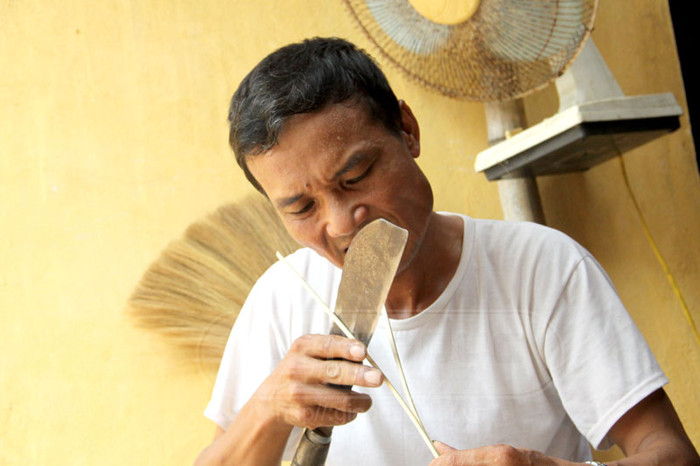 Ông Nguyễn Văn Xá (xóm 1, thôn Bão Đáp, xã Hồng Quang, Nam Định) cho biết: Những ngày này, các chủ đầu mối từ Hà Nội, và các tỉnh khác về đây thu mua từng xe tải đèn ông sao. Thường khoảng tầm 2h chiều các thương lái bắt đầu đến làng để gom mua. Ông Nguyễn Văn Xá (xóm 1, thôn Bão Đáp, xã Hồng Quang, Nam Định) cho biết: Những ngày này, các chủ đầu mối từ Hà Nội, và các tỉnh khác về đây thu mua từng xe tải đèn ông sao. Thường khoảng tầm 2h chiều các thương lái bắt đầu đến làng để gom mua.