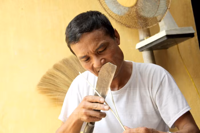 Ông Nguyễn Văn Xá (xóm 1, thôn Bão Đáp, xã Hồng Quang, Nam Định) cho biết: Những ngày này, các chủ đầu mối từ Hà Nội, và các tỉnh khác về đây thu mua từng xe tải đèn ông sao. Thường khoảng tầm 2h chiều các thương lái bắt đầu đến làng để gom mua. Ông Nguyễn Văn Xá (xóm 1, thôn Bão Đáp, xã Hồng Quang, Nam Định) cho biết: Những ngày này, các chủ đầu mối từ Hà Nội, và các tỉnh khác về đây thu mua từng xe tải đèn ông sao. Thường khoảng tầm 2h chiều các thương lái bắt đầu đến làng để gom mua.