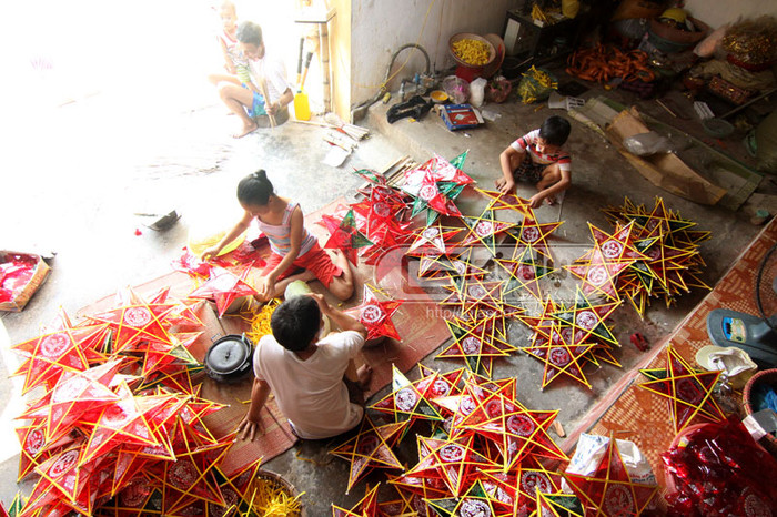 Công việc làm đèn ông sao được tiến hành từ tháng giêng cho tới hết Trung thu hằng năm. Nguyên vật liệu rất đơn giản, đó là tre nứa được lấy về từ Thanh Hóa, giấy bóng kính Trung Quốc từ Hà Nội, xương cây đay làm cán thì lấy của những người Thái Bình đi xe thồ đến bán. Công việc làm đèn ông sao được tiến hành từ tháng giêng cho tới hết Trung thu hằng năm. Nguyên vật liệu rất đơn giản, đó là tre nứa được lấy về từ Thanh Hóa, giấy bóng kính Trung Quốc từ Hà Nội, xương cây đay làm cán thì lấy của những người Thái Bình đi xe thồ đến bán.