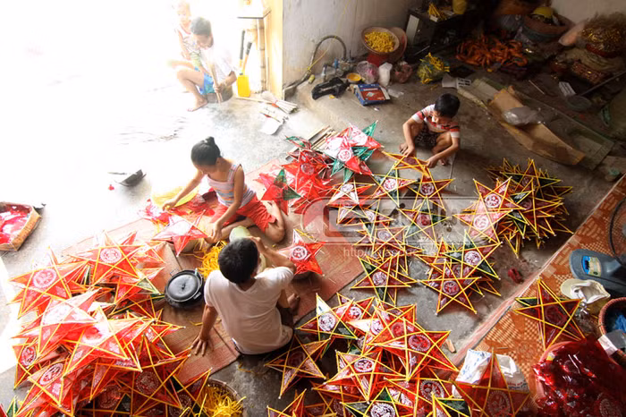 Công việc làm đèn ông sao được tiến hành từ tháng giêng cho tới hết Trung thu hằng năm. Nguyên vật liệu rất đơn giản, đó là tre nứa được lấy về từ Thanh Hóa, giấy bóng kính Trung Quốc từ Hà Nội, xương cây đay làm cán thì lấy của những người Thái Bình đi xe thồ đến bán. Công việc làm đèn ông sao được tiến hành từ tháng giêng cho tới hết Trung thu hằng năm. Nguyên vật liệu rất đơn giản, đó là tre nứa được lấy về từ Thanh Hóa, giấy bóng kính Trung Quốc từ Hà Nội, xương cây đay làm cán thì lấy của những người Thái Bình đi xe thồ đến bán.