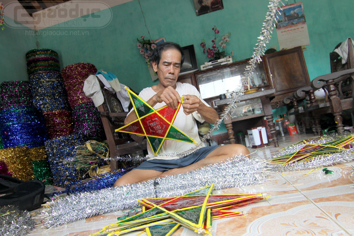 Nhà ông Vũ Văn Kháng (62 tuổi, xóm 4, thôn Bão Đáp, xã Hồng Quang, huyện Nam Trực, Nam Định) luôn dẫn đầu về tổng số đèn lồng làm ra. Ông Kháng cho biết, trung bình mỗi năm nhà ông sản xuất khoảng 60.000 – 70.000đ. Riêng năm 2010, nhà ông xuất tới 120.000 chiếc đèn ông sao. Nhà ông Vũ Văn Kháng (62 tuổi, xóm 4, thôn Bão Đáp, xã Hồng Quang, huyện Nam Trực, Nam Định) luôn dẫn đầu về tổng số đèn lồng làm ra. Ông Kháng cho biết, trung bình mỗi năm nhà ông sản xuất khoảng 60.000 – 70.000đ. Riêng năm 2010, nhà ông xuất tới 120.000 chiếc đèn ông sao.