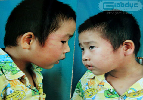 Hình ảnh cháu Khánh An được gia đình đưa đi chụp ảnh ngay trong tối ngày 5/9.