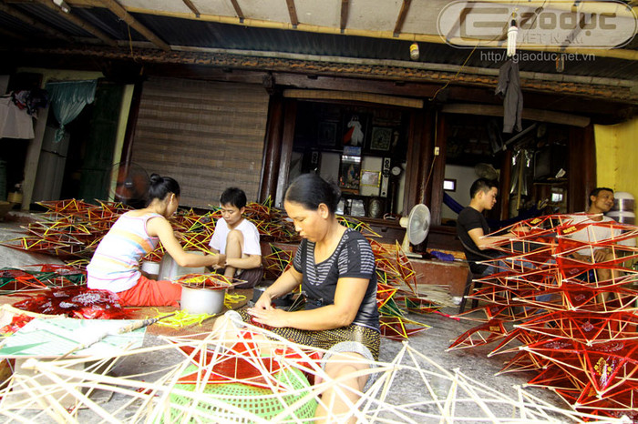 Gia đình ông neo người nên chỉ làm tranh thủ. Bây giờ con cháu đi học cả nên phải tận dụng những lúc các cháu được nghỉ ở nhà thì phụ giúp bố mẹ. Gia đình ông neo người nên chỉ làm tranh thủ. Bây giờ con cháu đi học cả nên phải tận dụng những lúc các cháu được nghỉ ở nhà thì phụ giúp bố mẹ.