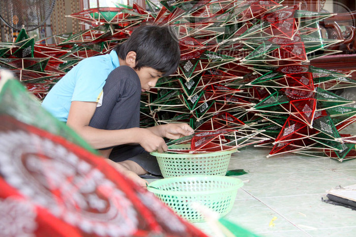 Các đầu mối thu mua đèn chủ yếu trên phố Hàng Mã. Các đầu mối thu mua đèn chủ yếu trên phố Hàng Mã.