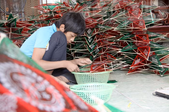 Các đầu mối thu mua đèn chủ yếu trên phố Hàng Mã. Các đầu mối thu mua đèn chủ yếu trên phố Hàng Mã.