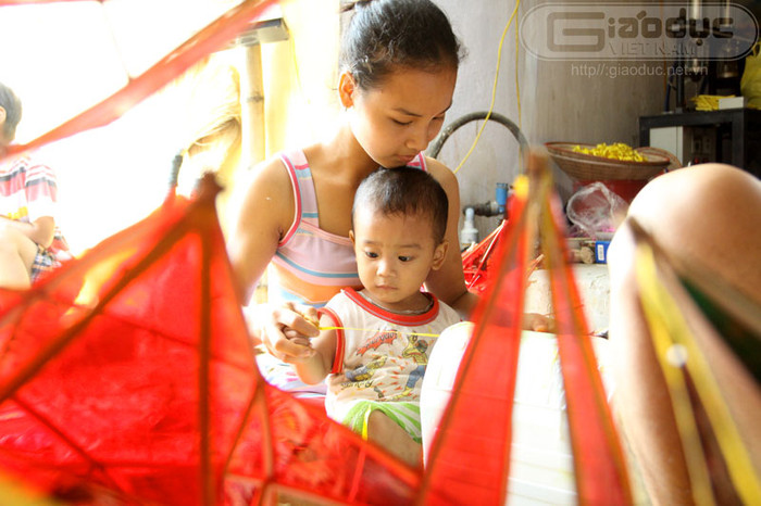 Thời điểm này là lúc mà không khí làng nghề rộn ràng nhất. Người ta đóng đèn thành từng cọc lớn và gửi đi khắp nơi cho con trẻ vui đón Trung thu. Thời điểm này là lúc mà không khí làng nghề rộn ràng nhất. Người ta đóng đèn thành từng cọc lớn và gửi đi khắp nơi cho con trẻ vui đón Trung thu.