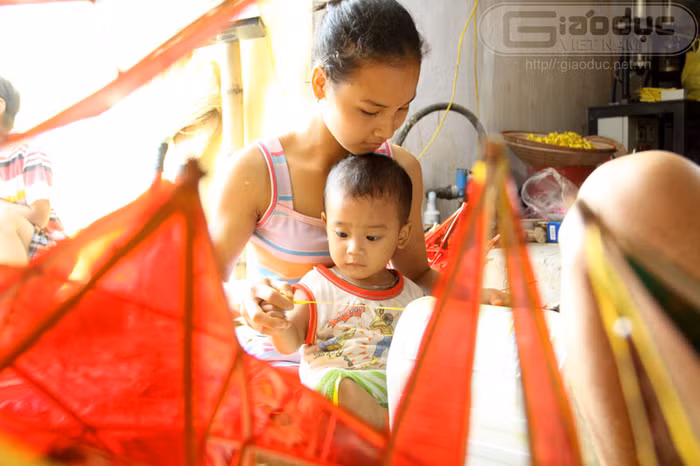 Thời điểm này là lúc mà không khí làng nghề rộn ràng nhất. Người ta đóng đèn thành từng cọc lớn và gửi đi khắp nơi cho con trẻ vui đón Trung thu. Thời điểm này là lúc mà không khí làng nghề rộn ràng nhất. Người ta đóng đèn thành từng cọc lớn và gửi đi khắp nơi cho con trẻ vui đón Trung thu.