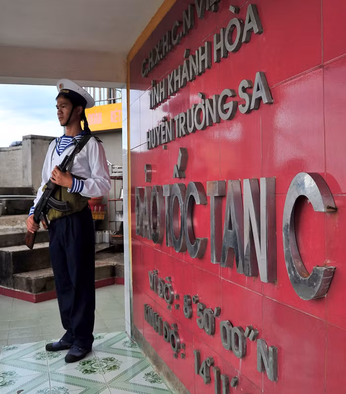 "Nghĩa vụ thiêng liêng"