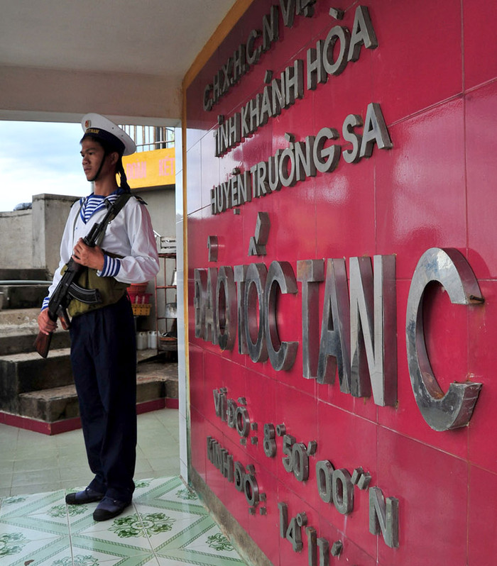 "Nghĩa vụ thiêng liêng" "Nghĩa vụ thiêng liêng"