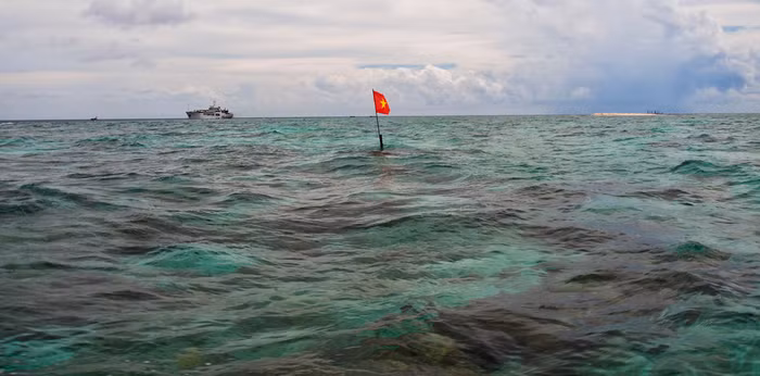 Giữa muôn trùng biển Đông, cờ đỏ sao vàng hiên ngang khẳng định chủ quyền bất khả xâm phạm của tổ quốc. Tác phẩm "Chủ Quyền"