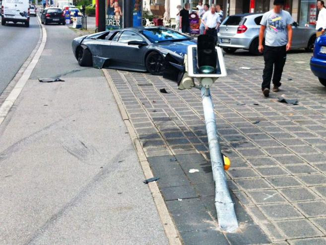 Cột đèn đã bị siêu xe Lamborghini đâm gãy Cột đèn đã bị siêu xe Lamborghini đâm gãy