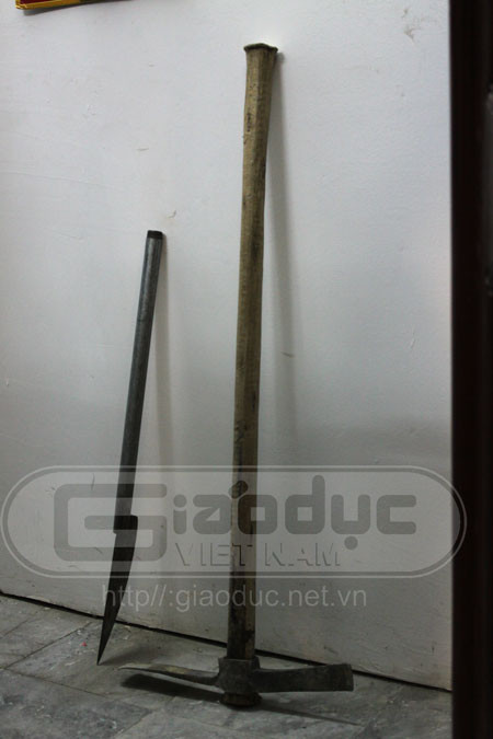 Chiếc dao và chiếc búa chim được lực lượng chức năng thu giữ tại hiện trường. (Ảnh NP)