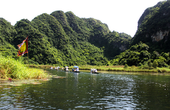 Theo kết quả điều tra của Viện Điều tra Quy hoạch Rừng (FIPI), Hệ sinh thái trên cạn Tràng An với hơn 600 loài thực vật, 200 loài động vật mà trong đó có nhiều loài nằm trong sách đỏ Việt Nam. Hệ sinh thái dưới nước bao gồm khoảng 30 loài động vật nổi, 40 loài động vật đáy, trong đó có nhiều loài quý hiếm, đặc biệt là Rùa cổ sọc cần được bảo vệ. Loài chim le le phát triển tại đây khá nhiều, với số lượng cả nghìn con. Theo kết quả điều tra của Viện Điều tra Quy hoạch Rừng (FIPI), Hệ sinh thái trên cạn Tràng An với hơn 600 loài thực vật, 200 loài động vật mà trong đó có nhiều loài nằm trong sách đỏ Việt Nam. Hệ sinh thái dưới nước bao gồm khoảng 30 loài động vật nổi, 40 loài động vật đáy, trong đó có nhiều loài quý hiếm, đặc biệt là Rùa cổ sọc cần được bảo vệ. Loài chim le le phát triển tại đây khá nhiều, với số lượng cả nghìn con.