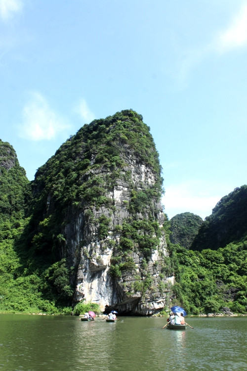 Khu vực Tràng An có 2 dạng hệ sinh thái chính là hệ sinh thái trên núi đá vôi và hệ sinh thái thuỷ vực. Sự đa dạng sinh vật của các quần xã là một yếu tố chủ yếu cấu thành 2 hệ sinh thái này. Môi trường thiên nhiên đa dạng và hài hoà giữa sinh vật, núi rừng, hang động, thuỷ vực toát lên cảnh sắc non xanh nước biếc hoà quyện với nhau thành một vùng kỳ vĩ hiếm có trên thế giới. Khu vực Tràng An có 2 dạng hệ sinh thái chính là hệ sinh thái trên núi đá vôi và hệ sinh thái thuỷ vực. Sự đa dạng sinh vật của các quần xã là một yếu tố chủ yếu cấu thành 2 hệ sinh thái này. Môi trường thiên nhiên đa dạng và hài hoà giữa sinh vật, núi rừng, hang động, thuỷ vực toát lên cảnh sắc non xanh nước biếc hoà quyện với nhau thành một vùng kỳ vĩ hiếm có trên thế giới.