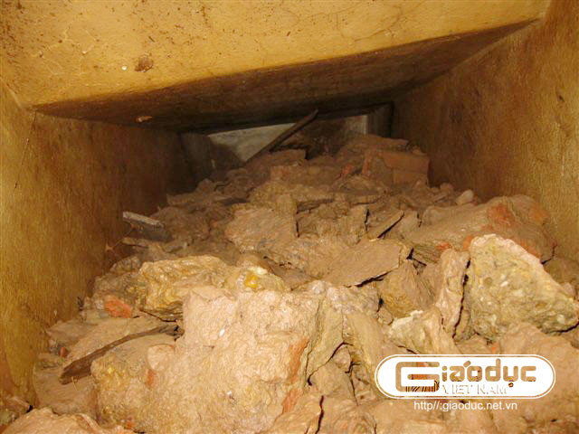 Nhiều chỗ đã bị đất đá, phế liệu lấp kín. Nhiều chỗ đã bị đất đá, phế liệu lấp kín.