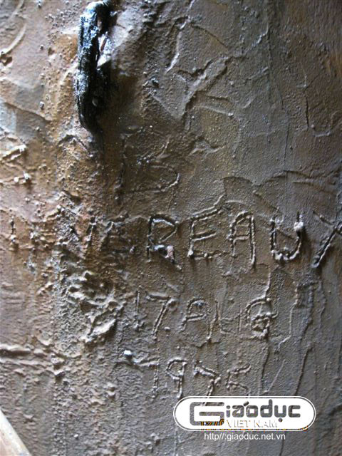 'Trong cuốn lịch sử khách sạn, chúng tôi có câu chuyện kể về Joan Baez, một ca sĩ nhạc dân gian người Mỹ đã từng trú ẩn dưới căn hầm này suốt thời bom đạn mùa đông năm ấy, và cũng tại đây cô sánh vai với một nhạc công guitar người Việt cất cao tiếng hát" 'Trong cuốn lịch sử khách sạn, chúng tôi có câu chuyện kể về Joan Baez, một ca sĩ nhạc dân gian người Mỹ đã từng trú ẩn dưới căn hầm này suốt thời bom đạn mùa đông năm ấy, và cũng tại đây cô sánh vai với một nhạc công guitar người Việt cất cao tiếng hát"