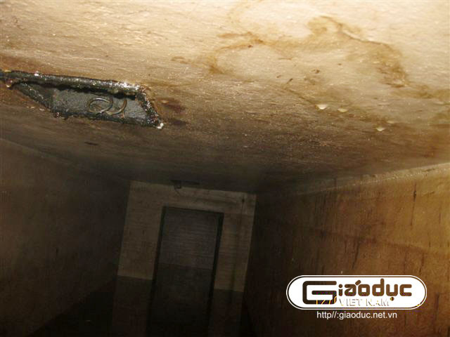 Hành lang dẫn xuống hầm bị ngập nước. Hành lang dẫn xuống hầm bị ngập nước.