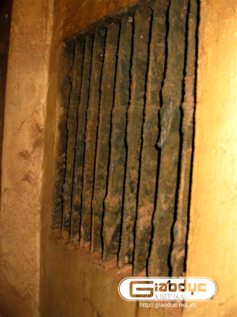 Một khu cửa thông khí có song sắt đã bị hoen rỉ. Một khu cửa thông khí có song sắt đã bị hoen rỉ.