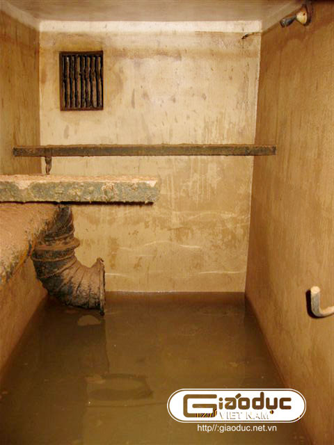 Ở đây, họ tìm thấy một chai rượu cũ, những chiếc bóng đèn vẫn còn nguyên vẹn, ống dẫn khí, những dấu viết vẽ trên tường và đâu đó trong không gian này còn phảng phất dấu ấn của cuộc chiến tranh đã kết thúc gần bốn thập kỷ qua. Ở đây, họ tìm thấy một chai rượu cũ, những chiếc bóng đèn vẫn còn nguyên vẹn, ống dẫn khí, những dấu viết vẽ trên tường và đâu đó trong không gian này còn phảng phất dấu ấn của cuộc chiến tranh đã kết thúc gần bốn thập kỷ qua.