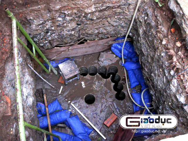 Sau khi đào sâu hơn hai mét vào lòng đất và khối bê tông cốt thép kiên cố, đội thi công đã chạm phải nóc của căn hầm trú ẩn này. Sau khi đào sâu hơn hai mét vào lòng đất và khối bê tông cốt thép kiên cố, đội thi công đã chạm phải nóc của căn hầm trú ẩn này.