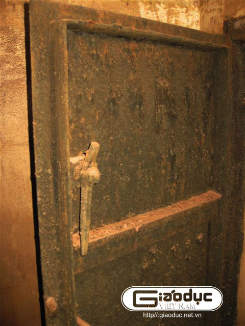 Và phải khoan qua lớp trần của hầm trú ẩn bằng bê-tông dày 278 mm. Và phải khoan qua lớp trần của hầm trú ẩn bằng bê-tông dày 278 mm.