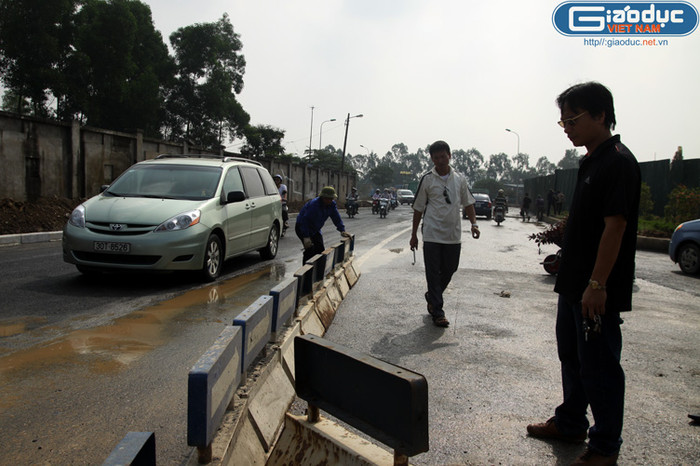 Tuy nhiên, sáng nay, các đơn vị vẫn còn phải tiến hành lắp đặt hệ thống biển báo chỉ dẫn, phân cách cứng. Tuy nhiên, sáng nay, các đơn vị vẫn còn phải tiến hành lắp đặt hệ thống biển báo chỉ dẫn, phân cách cứng.