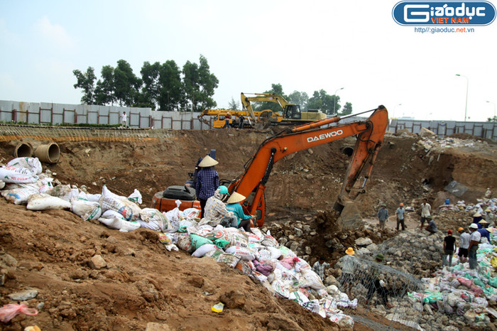 Bên trong hiện trường sạt lở chia cắt tuyến đường, các đơn vị vẫn đang tích cực khẩn trương tiến hành các biện pháp kỹ thuật nhằm nhanh chóng khắc phục, hoàn trả mặt đường trong thời gian sớm nhất. Bên trong hiện trường sạt lở chia cắt tuyến đường, các đơn vị vẫn đang tích cực khẩn trương tiến hành các biện pháp kỹ thuật nhằm nhanh chóng khắc phục, hoàn trả mặt đường trong thời gian sớm nhất.