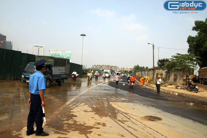 Người dân đã có thể đi lại trên tuyến đường này qua đường tránh được các đơn vị tiến hành mở vòng qua điểm sạt lở nhằm giảm tải áp lực cho tuyến QL6 đoạn qua Hà Đông. Người dân đã có thể đi lại trên tuyến đường này qua đường tránh được các đơn vị tiến hành mở vòng qua điểm sạt lở nhằm giảm tải áp lực cho tuyến QL6 đoạn qua Hà Đông.