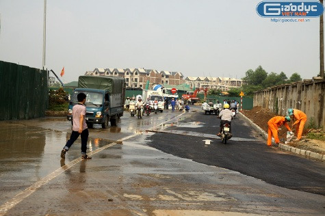 Sáng nay, đường trục phát triển Bắc Hà Đông đã được thông xe trở lại sau 6 ngày tạm ngưng do sự cố hố tử thần chia cắt đường xảy ra vào sáng 19/8. (Ảnh NP) Sáng nay, đường trục phát triển Bắc Hà Đông đã được thông xe trở lại sau 6 ngày tạm ngưng do sự cố hố tử thần chia cắt đường xảy ra vào sáng 19/8. (Ảnh NP)