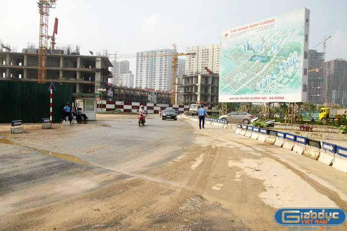 Lực lượng TTGT có mặt tại đây để hướng dẫn và phân làn giao thông cho các phương tiện. Lực lượng TTGT có mặt tại đây để hướng dẫn và phân làn giao thông cho các phương tiện.