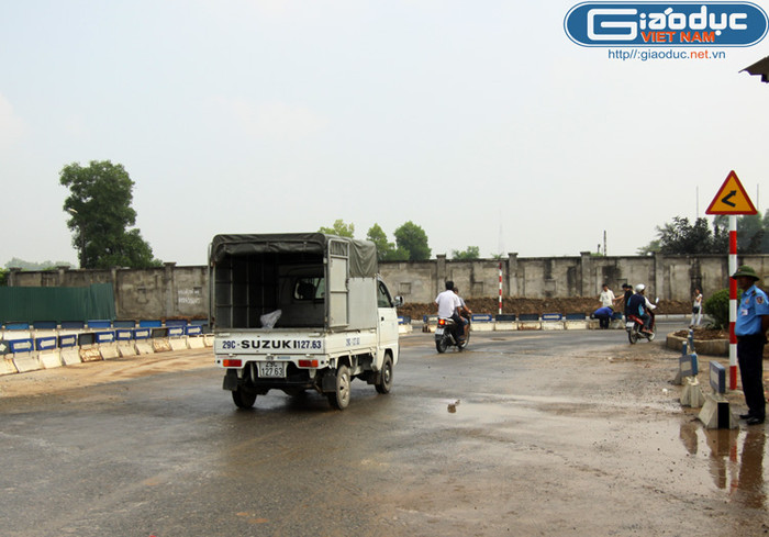 Hệ thống biển báo đã được cắm hoàn tất nhằm chỉ dẫn các phương tiện lưu thông qua đoạn đường này được thuận tiện và đảm bảo an toàn. Hệ thống biển báo đã được cắm hoàn tất nhằm chỉ dẫn các phương tiện lưu thông qua đoạn đường này được thuận tiện và đảm bảo an toàn.