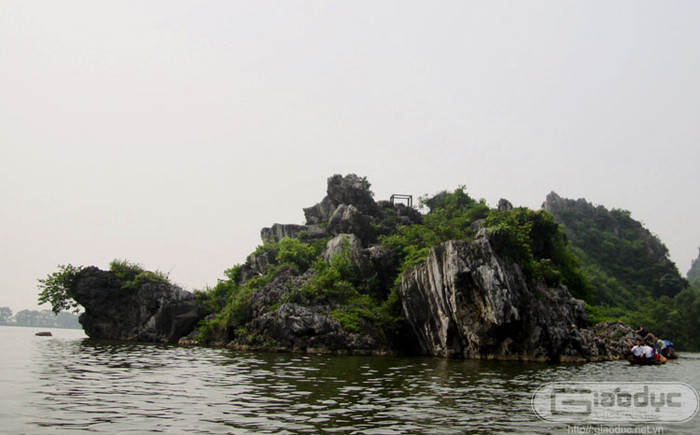 Một hình khối giống với chú rùa - một trong 4 loài quý: Long, Ly, Quy, Phụng được đặt tên là đảo rùa. Xem thêm 'Say' với cảnh sắc nước non hùng vĩ lãng mạn của hồ Quan Sơn (P1) Một hình khối giống với chú rùa - một trong 4 loài quý: Long, Ly, Quy, Phụng được đặt tên là đảo rùa. Xem thêm 'Say' với cảnh sắc nước non hùng vĩ lãng mạn của hồ Quan Sơn (P1)