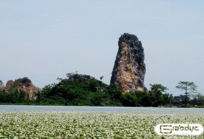 Nơi đây được mệnh danh là Vịnh Hạ Long thu nhỏ với những nét tương đồng... Nơi đây được mệnh danh là Vịnh Hạ Long thu nhỏ với những nét tương đồng...