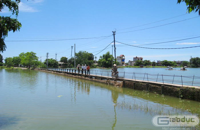 Hồ được hình thành từ những năm 60 khi nhân dân nơi đây đã đắp 1 con đê dài hơn 20km từ xã Thượng Lâm tới Hợp Tiến, ngăn nước lũ từ thượng nguồn Hòa Bình đổ về và là nơi tích nước tưới cho ruộng, chống hạn trên địa bàn. Hồ được hình thành từ những năm 60 khi nhân dân nơi đây đã đắp 1 con đê dài hơn 20km từ xã Thượng Lâm tới Hợp Tiến, ngăn nước lũ từ thượng nguồn Hòa Bình đổ về và là nơi tích nước tưới cho ruộng, chống hạn trên địa bàn.