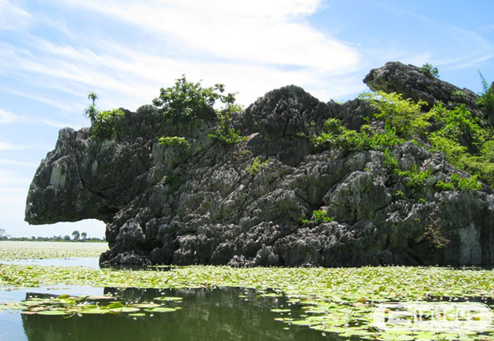Quả núi đá tai mèo có hình dáng như chú sư tử đang ngủ được người dân đặt tên là núi Sư tử. Xem thêm 'Say' với cảnh sắc nước non hùng vĩ lãng mạn của hồ Quan Sơn (P1) Quả núi đá tai mèo có hình dáng như chú sư tử đang ngủ được người dân đặt tên là núi Sư tử. Xem thêm 'Say' với cảnh sắc nước non hùng vĩ lãng mạn của hồ Quan Sơn (P1)