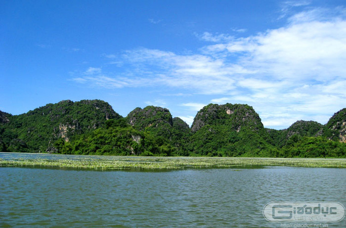 Trời cao vút với nền trời xanh ngắt soi bóng xuống lòng hồ trong veo. Trời cao vút với nền trời xanh ngắt soi bóng xuống lòng hồ trong veo.