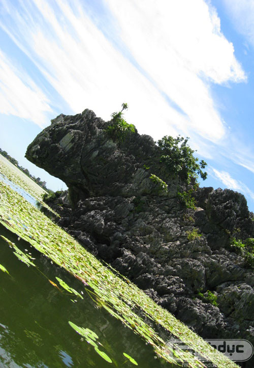 và hệ thống đá vôi với những hình thù đặc biệt. và hệ thống đá vôi với những hình thù đặc biệt.