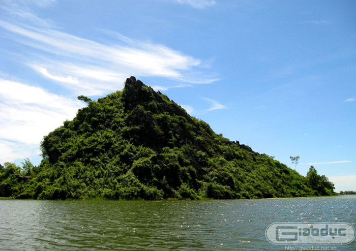 Những quả núi trong hệ thống núi đá vôi tại hồ có những hình thù tựa những con vật và được người dân nơi đây gắn cho những cái tên như núi Voi phục (quả núi trong ảnh là núi Voi phục) Xem thêm 'Say' với cảnh sắc nước non hùng vĩ lãng mạn của hồ Quan Sơn (P1) Những quả núi trong hệ thống núi đá vôi tại hồ có những hình thù tựa những con vật và được người dân nơi đây gắn cho những cái tên như núi Voi phục (quả núi trong ảnh là núi Voi phục) Xem thêm 'Say' với cảnh sắc nước non hùng vĩ lãng mạn của hồ Quan Sơn (P1)