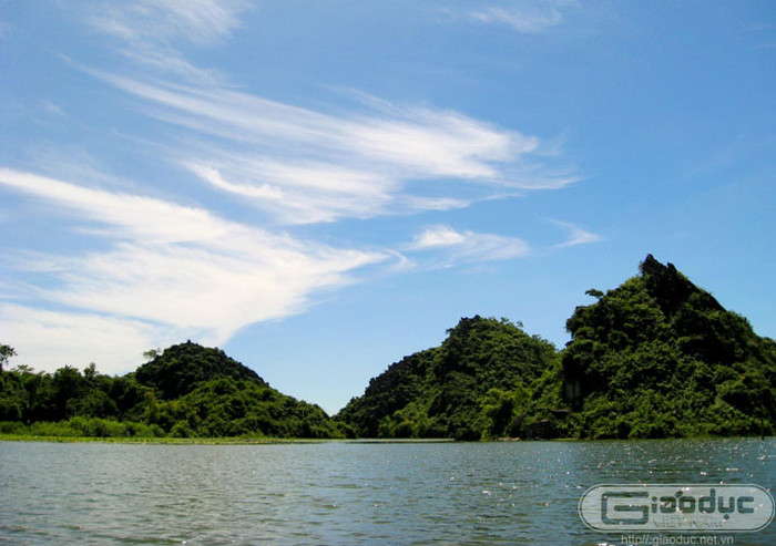 Hệ thống núi đá vôi dày đặc nằm đan xen tạo thành những lòng thung nước tuyệt vời. Hệ thống núi đá vôi dày đặc nằm đan xen tạo thành những lòng thung nước tuyệt vời.