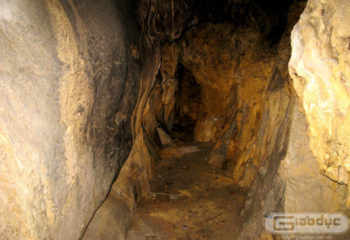 Hang động trên khu Hoa quả sơn dù không rộng nhưng nó khá sâu. Xem thêm 'Say' với cảnh sắc nước non hùng vĩ lãng mạn của hồ Quan Sơn (P1) Hang động trên khu Hoa quả sơn dù không rộng nhưng nó khá sâu. Xem thêm 'Say' với cảnh sắc nước non hùng vĩ lãng mạn của hồ Quan Sơn (P1)