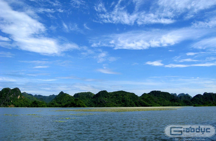 Nơi đây, từ tháng 5 đến tháng 10, mặt hồ phủ kín một thảm hoa trắng muốt của hoa trang, những góc sâu bên trong của hồ có những khu vực trồng sen. Nơi đây, từ tháng 5 đến tháng 10, mặt hồ phủ kín một thảm hoa trắng muốt của hoa trang, những góc sâu bên trong của hồ có những khu vực trồng sen.