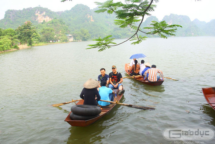 Diện tích lòng hồ rộng gần 900 ha, giữa lòng hồ có nhiều đảo, núi với những tên gọi khác nhau. Diện tích lòng hồ rộng gần 900 ha, giữa lòng hồ có nhiều đảo, núi với những tên gọi khác nhau.