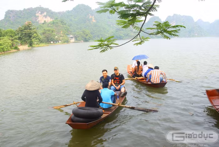 Diện tích lòng hồ rộng gần 900 ha, giữa lòng hồ có nhiều đảo, núi với những tên gọi khác nhau.