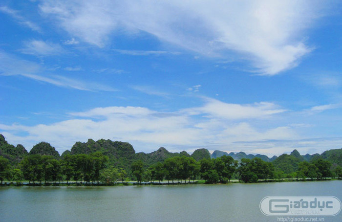 Toàn bộ nước trong lòng hồ đều được chảy ra từ lòng núi, nước rất trong. Toàn bộ nước trong lòng hồ đều được chảy ra từ lòng núi, nước rất trong.