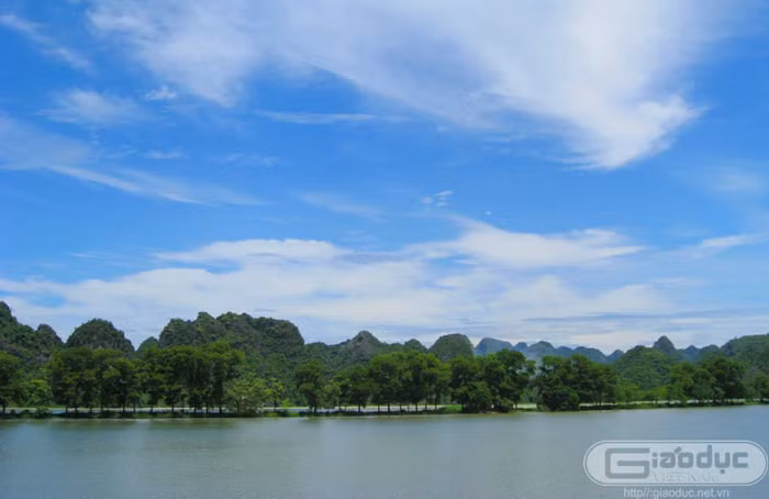 Toàn bộ nước trong lòng hồ đều được chảy ra từ lòng núi, nước rất trong.