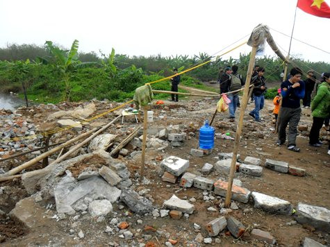 Gia đình ông Vươn - bà Thương đã cảm thấy ấm lòng hơn khi những người từ khắp mọi nơi đã chia sẻ, động viên gia đình.